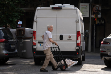 Archivo - Un repartidor con una carretilla.