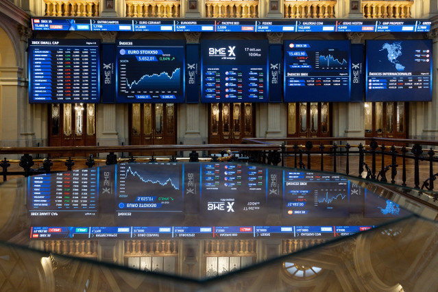 Un panel informativo en el Palacio de la Bolsa de Madrid, a 17 de octubre de 2025, en Madrid (España).