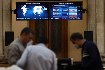 Archivo - Dos paneles con valores del Ibex 35, en el Palacio de la Bolsa, a 4 de febrero de 2022, en Madrid (España).