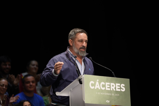 El presidente de Vox, Santiago Abascal, participa en un acto público, en el Gran Teatro, a 3 de noviembre de 2025, en Cáceres, Extremadura (España).