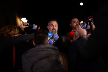 El presidente de Vox, Santiago Abascal, atiende a los medios de comunicación a su llegada a la celebración del 10º aniversario de OKDIARIO, en la plaza de toros de Las Ventas, a 6 de noviembre de 2