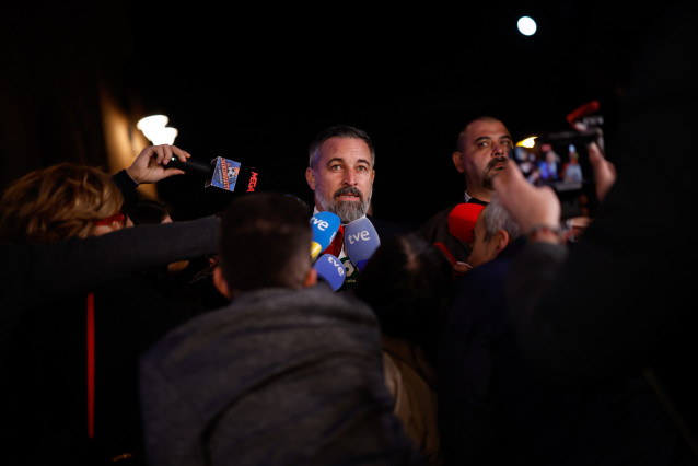 El presidente de Vox, Santiago Abascal, atiende a los medios de comunicación a su llegada a la celebración del 10º aniversario de OKDIARIO, en la plaza de toros de Las Ventas, a 6 de noviembre de 2025, en Madrid (España).