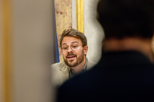 El diputado de Sumar, Alberto Ibañez, ofrece declaraciones a la prensa, durante una sesión plenaria en el Congreso