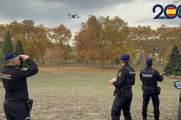 Agentes de la Policía Nacional vuelan un dron en el entorno del campus de la Universidad de Navarra.