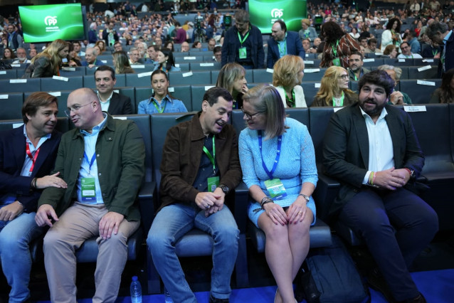 Miguel Tellado (i.), Juanma Moreno (c.) y Fernando López Miras (d.), este sábado en el 17 Congreso del PP andaluz, en Sevilla
