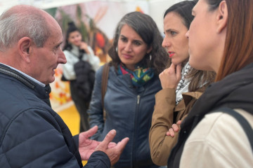 La secretaria general de Podemos, Ione Belarra, y la portavoz de Unidas por Extremadura, Irene de Miguel, durante su visita a la XI edición de la Feria Internacional de Apicultura y Turismo de Las Hu