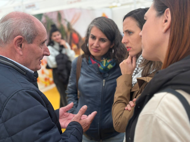 La secretaria general de Podemos, Ione Belarra, y la portavoz de Unidas por Extremadura, Irene de Miguel, durante su visita a la XI edición de la Feria Internacional de Apicultura y Turismo de Las Hurdes, en el recinto ferial de Caminomorisco (Cáceres)