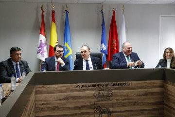 El presidente de la diputación de Ávila, Carlos García; el presidente del Principado de Asturias, Adrián Barbón; el alcalde de Cebreros, Pedro Muñoz; el alcalde de Vegadeo, César Álvarez; y la