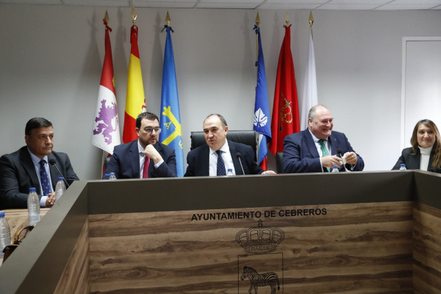 El presidente de la diputación de Ávila, Carlos García; el presidente del Principado de Asturias, Adrián Barbón; el alcalde de Cebreros, Pedro Muñoz; el alcalde de Vegadeo, César Álvarez; y la consejera de Educación de CyL, María Rocío de Lucas