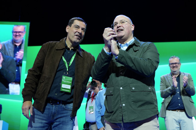 El presidente de la Junta de Andalucía, Juanma Moreno y el  secretario general del PP, Miguel Tellado, durante el congreso del PP-A. A 8 de noviembre de 2025. Segunda jornada del XVII Congreso del PP-A, que incluye las intervenciones de los presidentes de