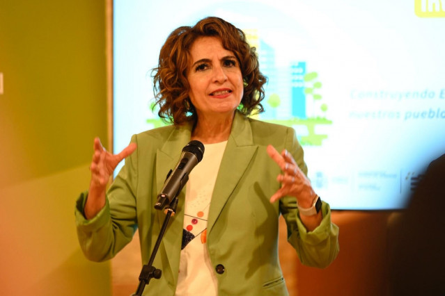 Archivo - La vicepresidenta primera del Gobierno y secretaria general del PSOE-A, María Jesús Montero, atiende a los medios en Jaén.