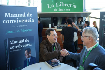 El presidente de la Junta y del PP-A, Juanma Moreno, estrecha este sábado la mano de un militante durante la firma de ejemplares de Manual de convivencia en el marco del XVII Congreso de este partido
