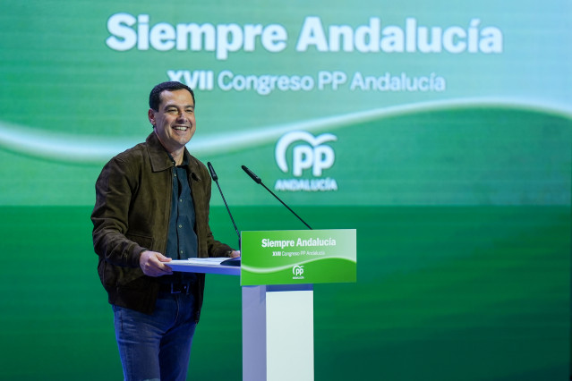 El presidente de la Junta de Andalucía, Juanma Moreno interviene durante el congreso del PP-A. A 8 de noviembre de 2025. Sevilla, Andalucía (España).  Segunda jornada del XVII Congreso del PP-A, que incluye las intervenciones de los presidentes de Murcia,