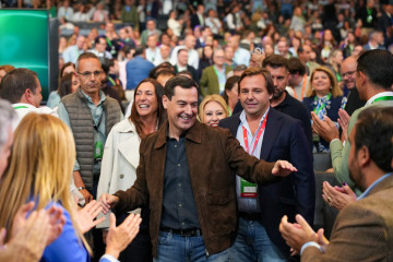 El presidente de la Junta de Andalucía, Juanma Moreno a su llegada al XVII congreso del PP-A. A 8 de noviembre de 2025. Sevilla, Andalucía (España).