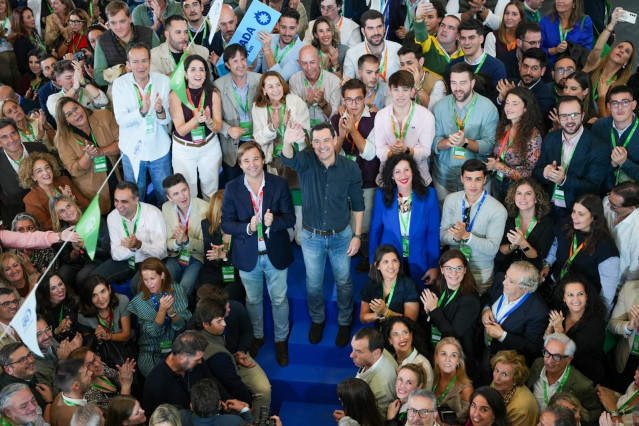 Juanma Moreno ha sido reelegido este sábado en el 17 Congreso Regional del PP-A celebrado en Sevilla como presidente del partido, con un respaldo del 99,95 por ciento de los votos