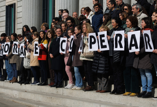Archivo - El ministro de Asuntos Exteriores, Unión Europea y Cooperación, José Manuel Albares, con representantes de ONG y diputados tras la aprobación de la Ley de Cooperación para el Desarrollo Sostenible en febrero de 2023