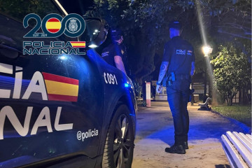 Archivo - Agentes de la Policía Nacional en el interior del Parque Genovés en Cádiz.