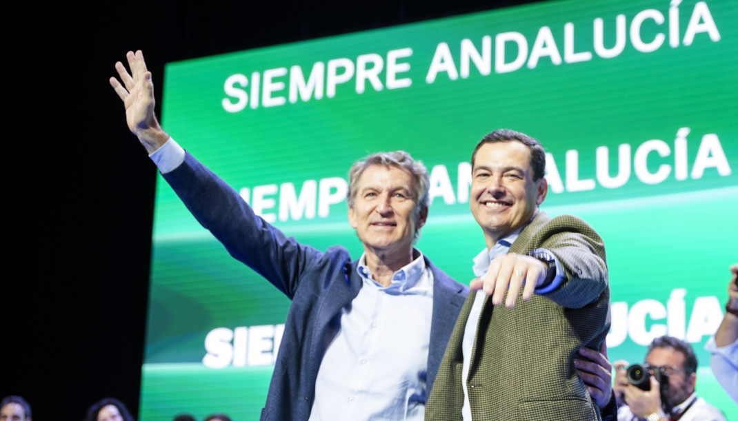 El presidente del PP, Albero Nuñez Feijoo, (i) junto al presidente de la Junta de Andalucía, Juanma Moreno, (d) interviene durante el congreso del PP-A. A 9 de noviembre de 2025. Tercera, y última,