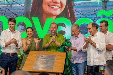 El CEO de Neoenergía, Eduardo Capelastegui; la gobernadora de Pernambuco; el ministro de Industria y el ministro de Defensa de Brasil; el presidente de Iberdrola, Ignacio Galán y el diputado federal