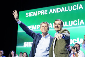El presidente del PP, Albero Nuñez Feijoo, (i) junto al presidente de la Junta de Andalucía, Juanma Moreno, (d) interviene durante el congreso del PP-A. A 9 de noviembre de 2025. Tercera, y última,