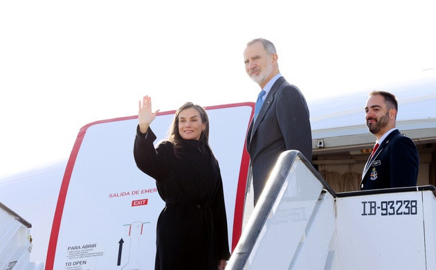 El Rey Felipe VI y Doña Letizia se despiden al acceder al avión que les llevará a la República Popular de China.