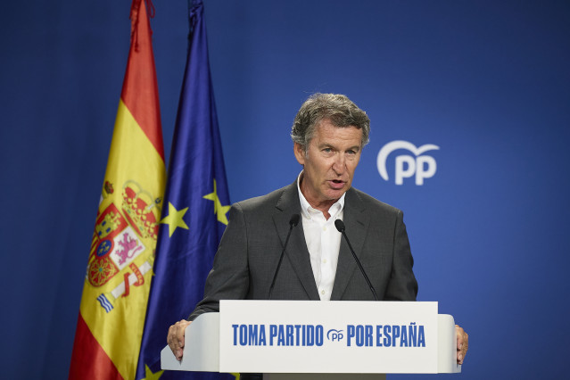 Archivo - El presidente del PP, Alberto Núñez Feijóo, durante una rueda de prensa posterior a la reunión del Comité de Dirección del PP, en la sede del partido, a 25 de agosto de 2025, en Madrid (España). Durante la comparecencia, el líder del PP, ha habl