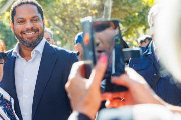 El secretario general de Vox, Ignacio Garriga, se fotogrrafía con una mujer en Logroño