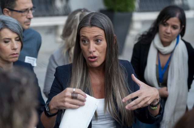 Archivo - La portavoz de Junts en el Congreso, Miriam Nogueras, atiende a los medios de comunicación, en el Patio del Congreso de los Diputados, a 17 de septiembre de 2024, en Madrid (España).