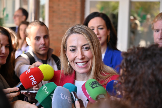 La presidenta de la Junta de Extremadura, María Guardiola, atiende a los medios, en una imagen de archivo