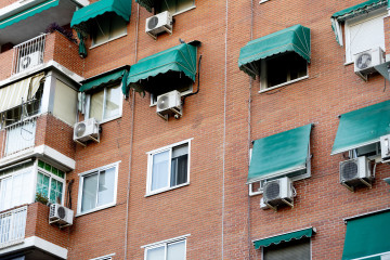 Archivo - Varios aires acondicionados en una fachada, a 4 de agosto de 2025, en Madrid (España).