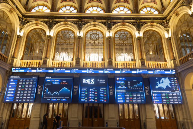 Archivo - Paneles digitales en el Palacio de la Bolsa de Madrid, a 30 de septiembre de 2025, en Madrid (España).