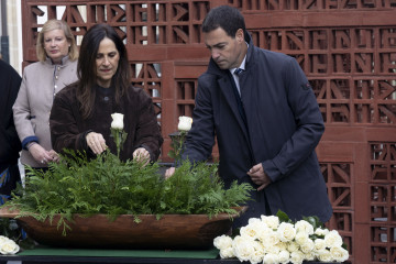 El lehendakari, Imanol Pradales, durante la ofrenda floral con motivo del ‘Día de la Memoria’, en el Parlamento Vasco, a 10 de noviembre de 2025, en Vitoria, Álava, País Vasco (España). Este a