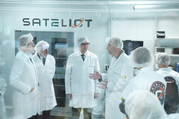 El presidente de la Generalitat, Salvador Illa (c-i), y el CEO y fundador de Sateiliot, Jaume Sanpera (c-d), durante la presentación del centro europeo de satélites 5G de Sateliot.