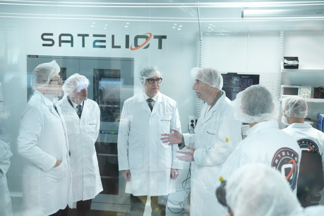 El presidente de la Generalitat, Salvador Illa (c-i), y el CEO y fundador de Sateiliot, Jaume Sanpera (c-d), durante la presentación del centro europeo de satélites 5G de Sateliot.