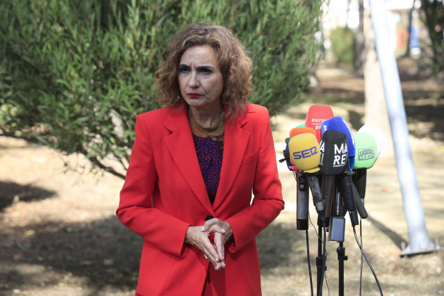 La vicepresidenta primera del Gobierno y ministra de Hacienda, María Jesús Montero, atiende a los medios antes de presidir el acto de firma de declaraciones institucionales de compromiso con la Mancomunidad del Campo de Gibraltar. (Foto de archivo).