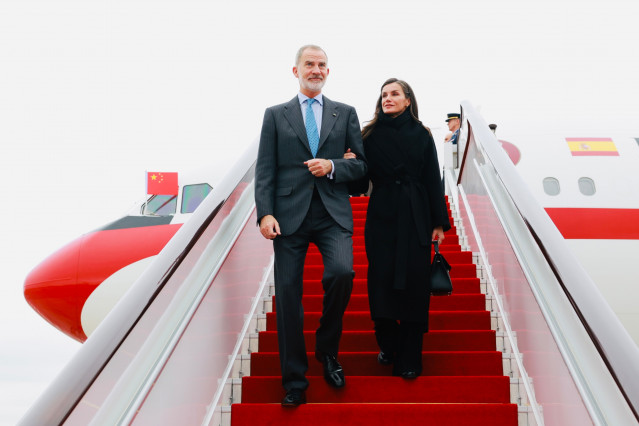 Los Reyes Felipe VI y Letizia a su llegada al aeropuerto de Chengdú (China) en el inicio de su visita de Estado