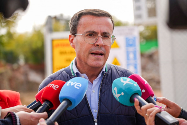 El candidato del PSOE a la Presidencia de la Junta en las elecciones del 21D, Miguel Ángel Gallardo, en declaraciones a los medios en su visita al proyecto de Centro de Mayores de Nueva Ciudad de Mérida