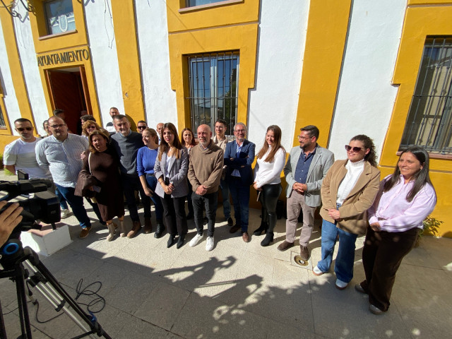 El coordinador federal de Izquierda Unida, Antonio Maíllo, y el candidato de IU Andalucía a la presidencia de la Junta, Ernesto Alba, junto a alcaldes, cargos públicos y militantes del partido en la Sierra de Cádiz.