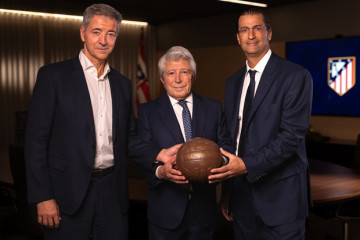 Miguel Ángel Gil y Enrique Cerezo junto con Robert Givone, socio de Apollo y co-gestor de ASC.