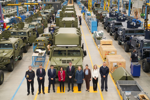 Foto de familia durante la visita a las instalaciones de URO Vehículos Especiales S.A., a 10 de noviembre de 2025, en Valga, Pontevedra, Galicia (España). Robles ha realizado un recorrido por sus instalaciones para comprobar la evolución de las capacidade