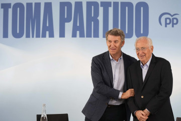 El presidente del PP, Alberto Núñez Feijóo, con el presidente de Melilla, Juan José Imbroda.