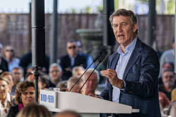 MELILLA, 10/11/2025.- El presidente del PP, Alberto Núñez Feijóo, interviene este lunes, durante un acto político del Partido Popular en Melilla. Núñez Feijóo ha asegurado este lunes que la leg