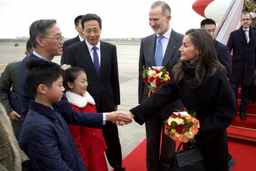 El Rey Felipe VI y la Reina Letizia son recibidos por autoridades chinas a su llegada a Chengdgú (Sichuan, China). A 11 de noviembre de 2025.
