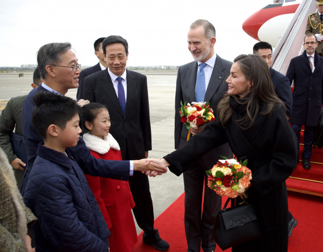 El Rey Felipe VI y la Reina Letizia son recibidos por autoridades chinas a su llegada a Chengdgú (Sichuan, China). A 11 de noviembre de 2025.