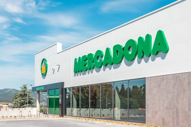 Archivo - Fachada de un supermercado de Mercadona en Portugal.