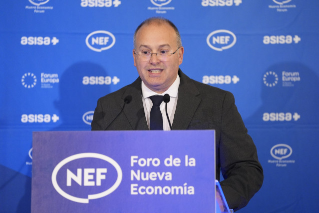 El secretario general del PP, Miguel Tellado, participa en el desayuno informativo de Fórum Europa Tribuna Andalucía, donde presenta al alcalde de Sevilla, José Luis Sanz. A 24 de octubre de 2025.