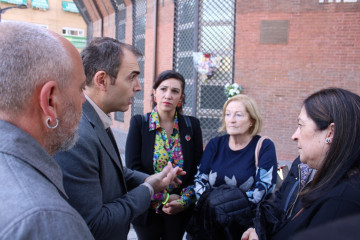 El coordinador autonómico de IU-A y diputado en el Congreso, Toni Valero, y la cooordinadora de IU Málaga, Toni Morillas, junto a las hermanas García Caparrós en un acto de homenaje a su hermano e
