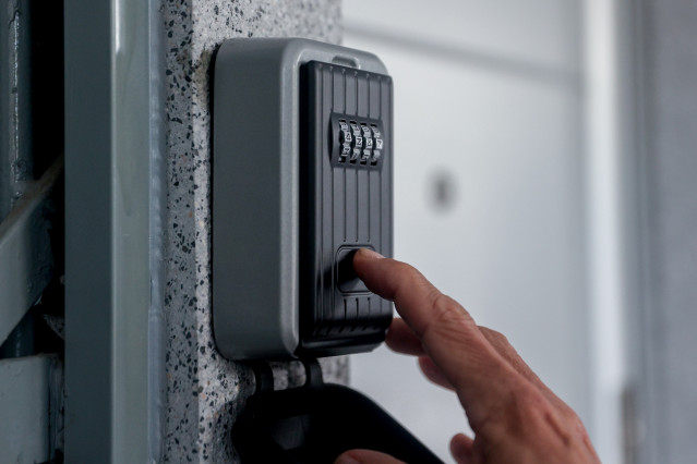 Archivo - Caja de seguridad de un piso turístico