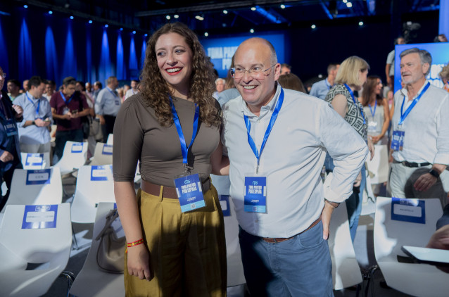 Archivo - Miguel Tellado y Ester Muñoz, en un congreso del PP