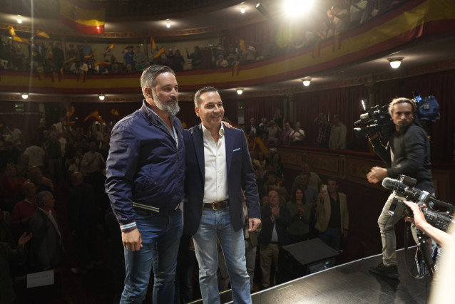 El presidente de VOX, Santiago Abascal (i), y el líder de VOX en Cáceres, Óscar Fernández (d), participan en un acto público, en el Gran Teatro, a 3 de noviembre de 2025, en Cáceres, Extremadura (España).